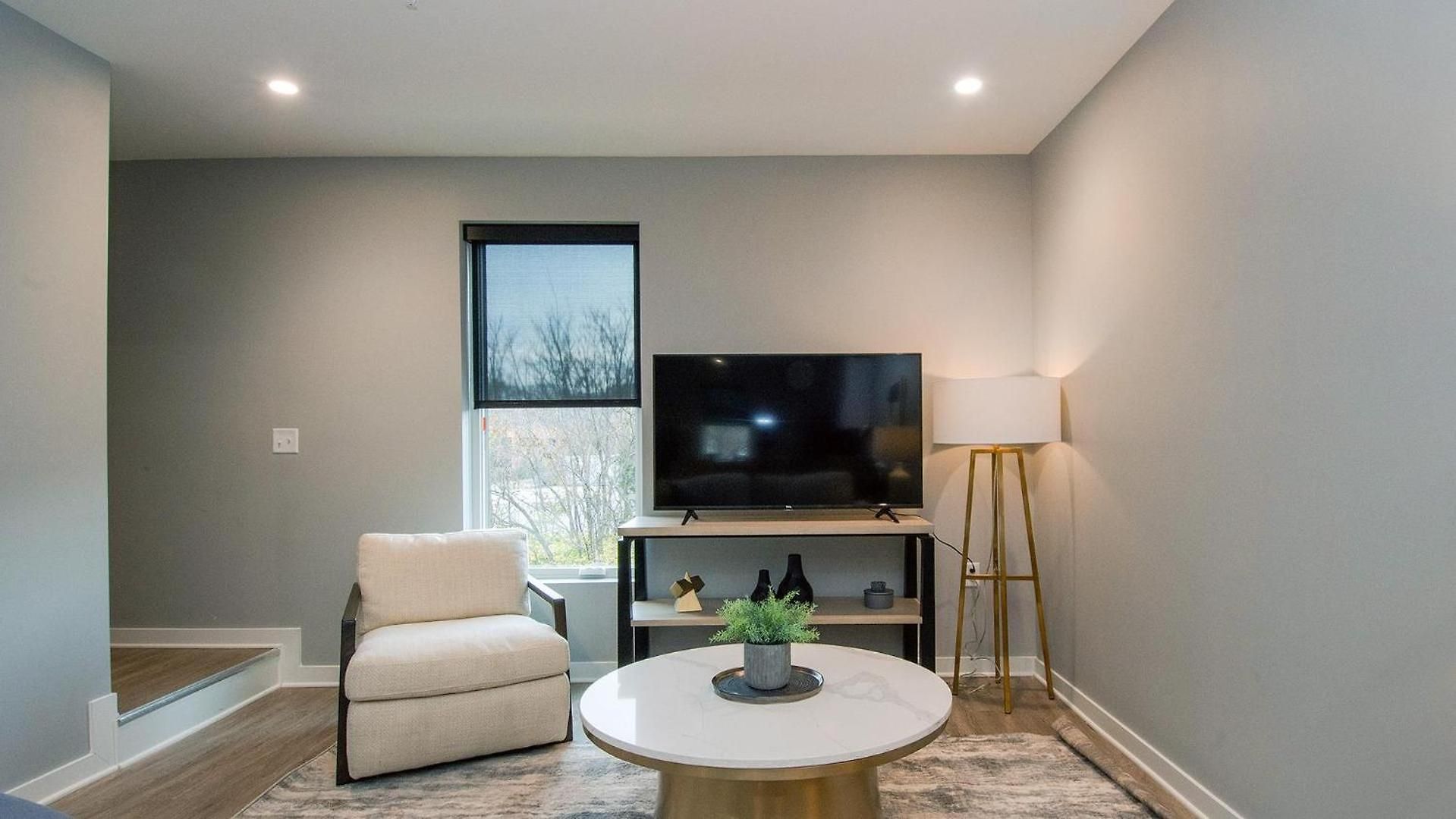 Landing Stylish Clubhouse Pool Apartment