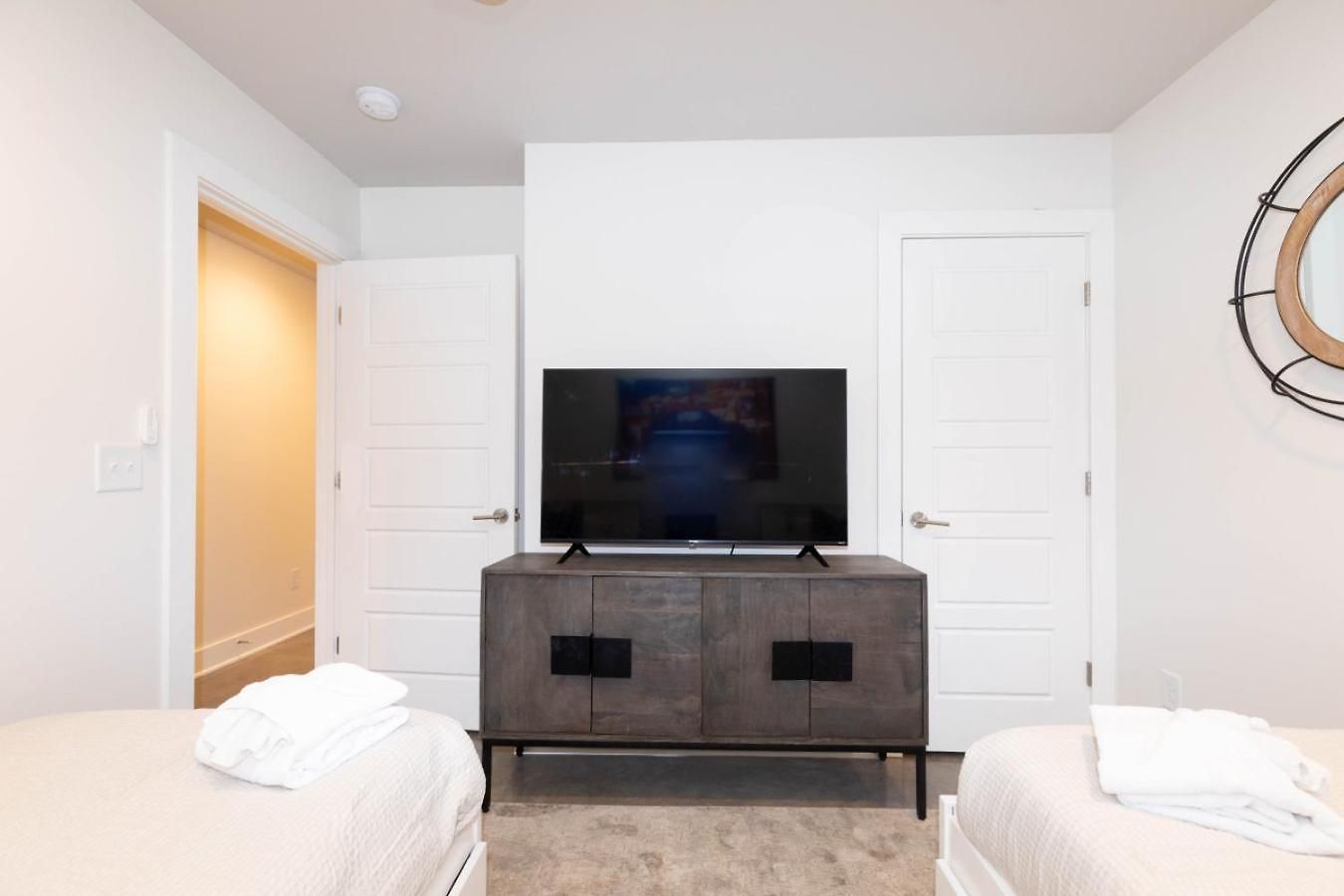 Apartment Stylish Brand-new Townhome Near Hotspots