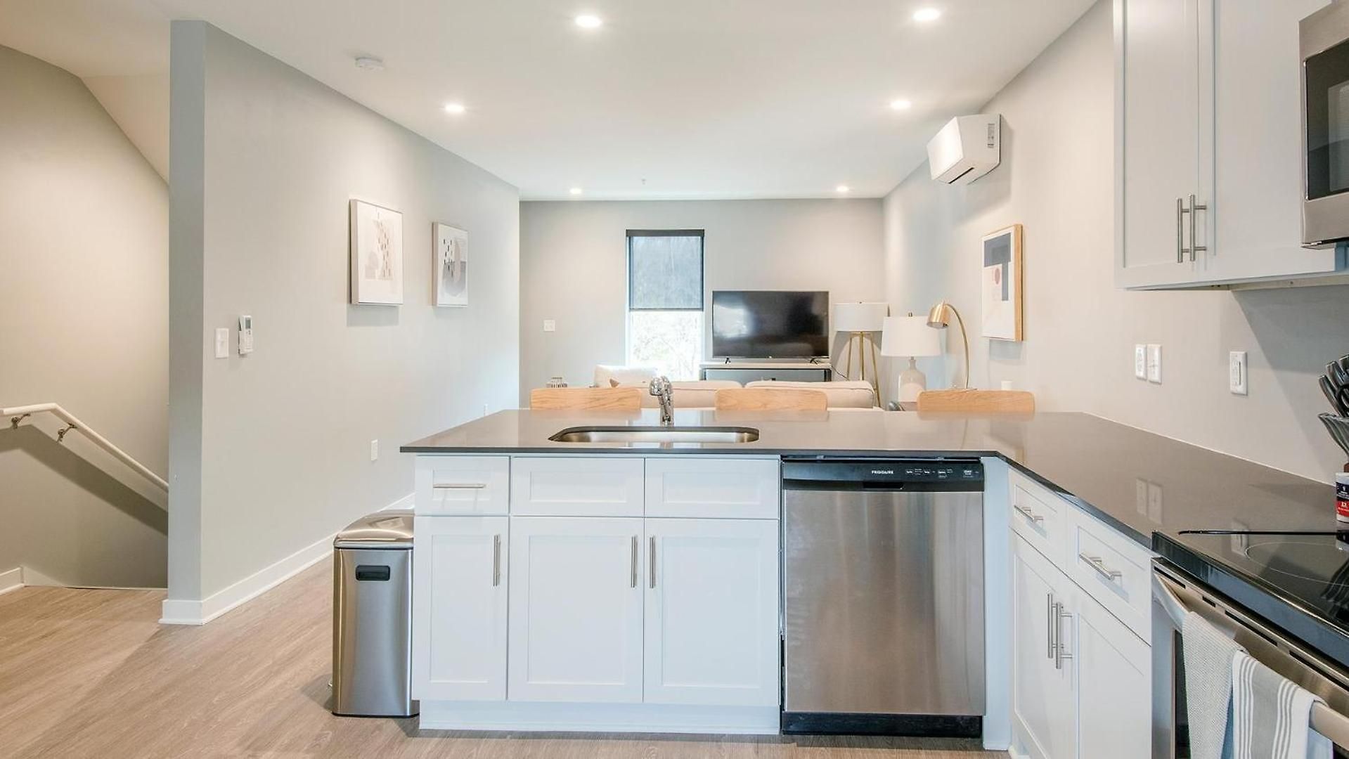 Apartment Landing Stylish Clubhouse Pool Nashville