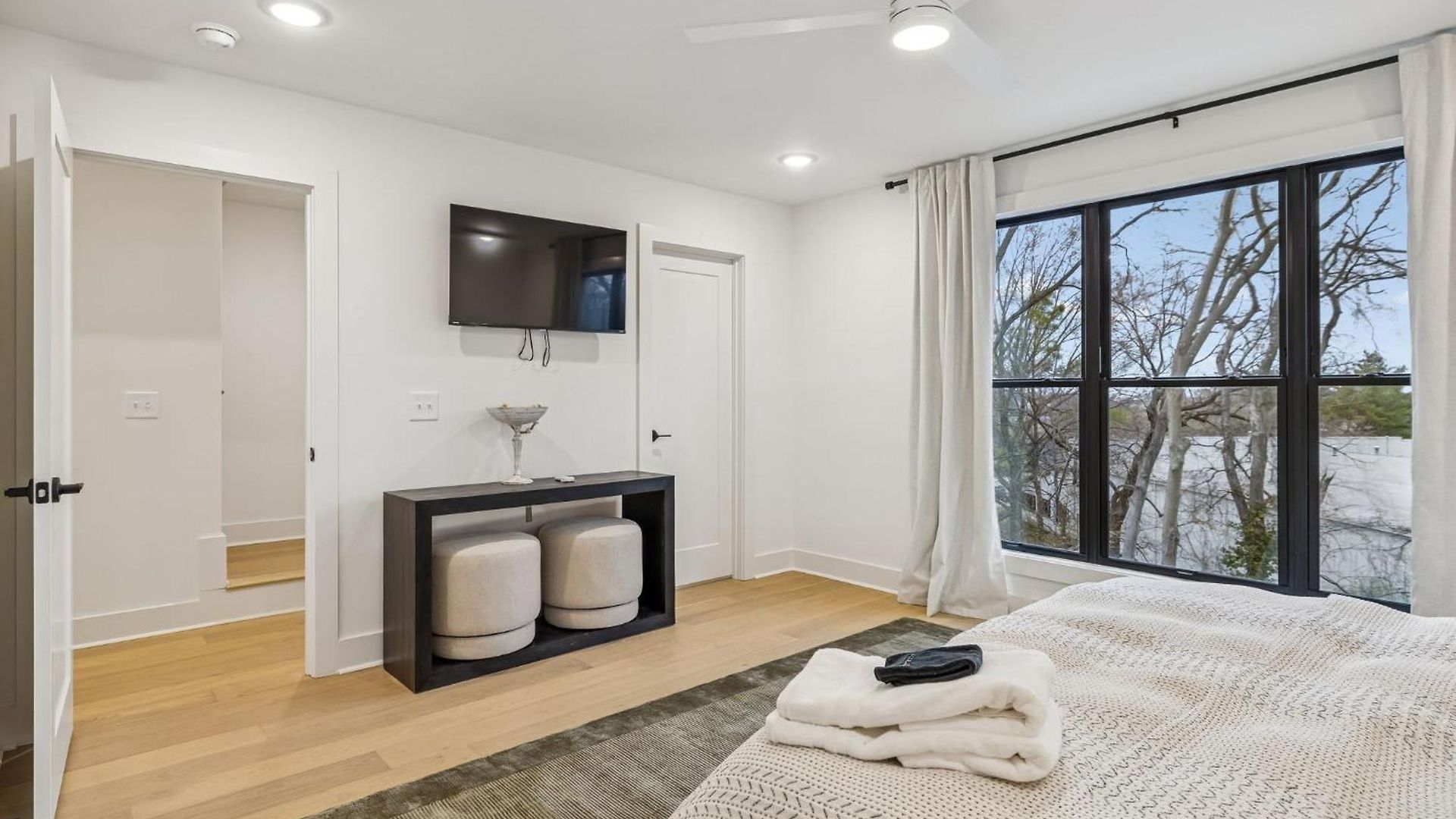 New Modern Escape With Rooftop Hot Tub Apartment