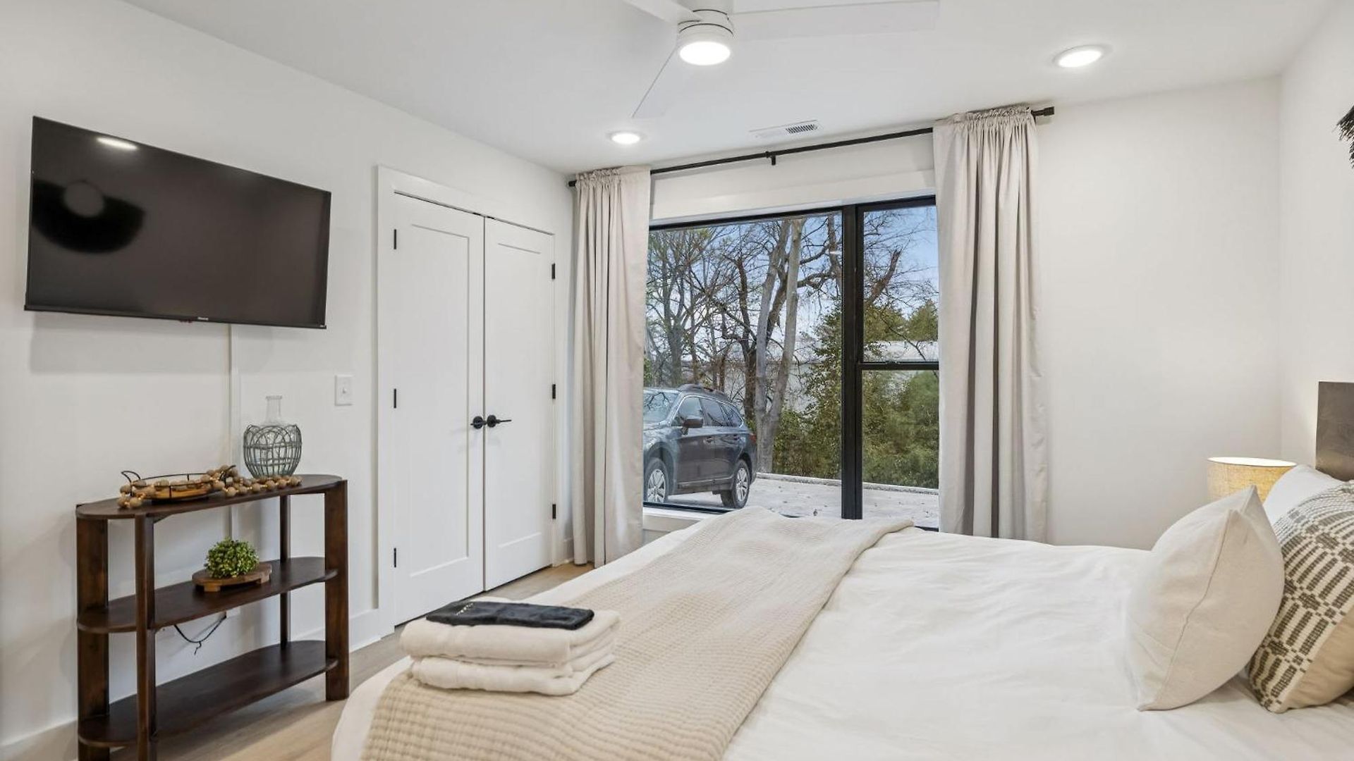 New Modern Escape With Rooftop Hot Tub Apartment