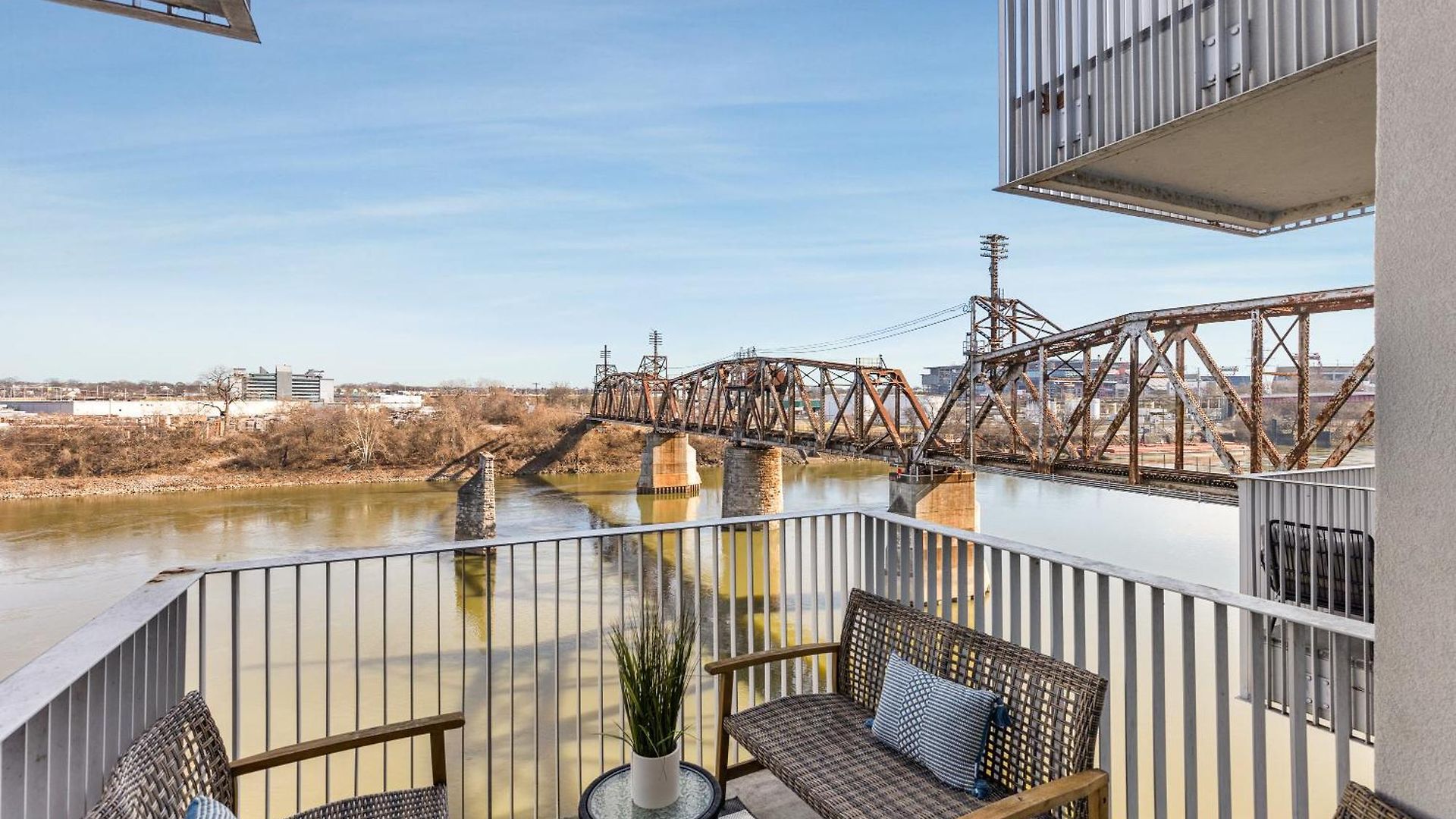 Upscale Riverview With Garage Walk To Downtown Apartment