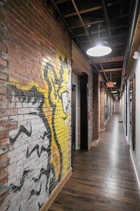 The 1865 Experience With Speakeasy, Pool & Parking *