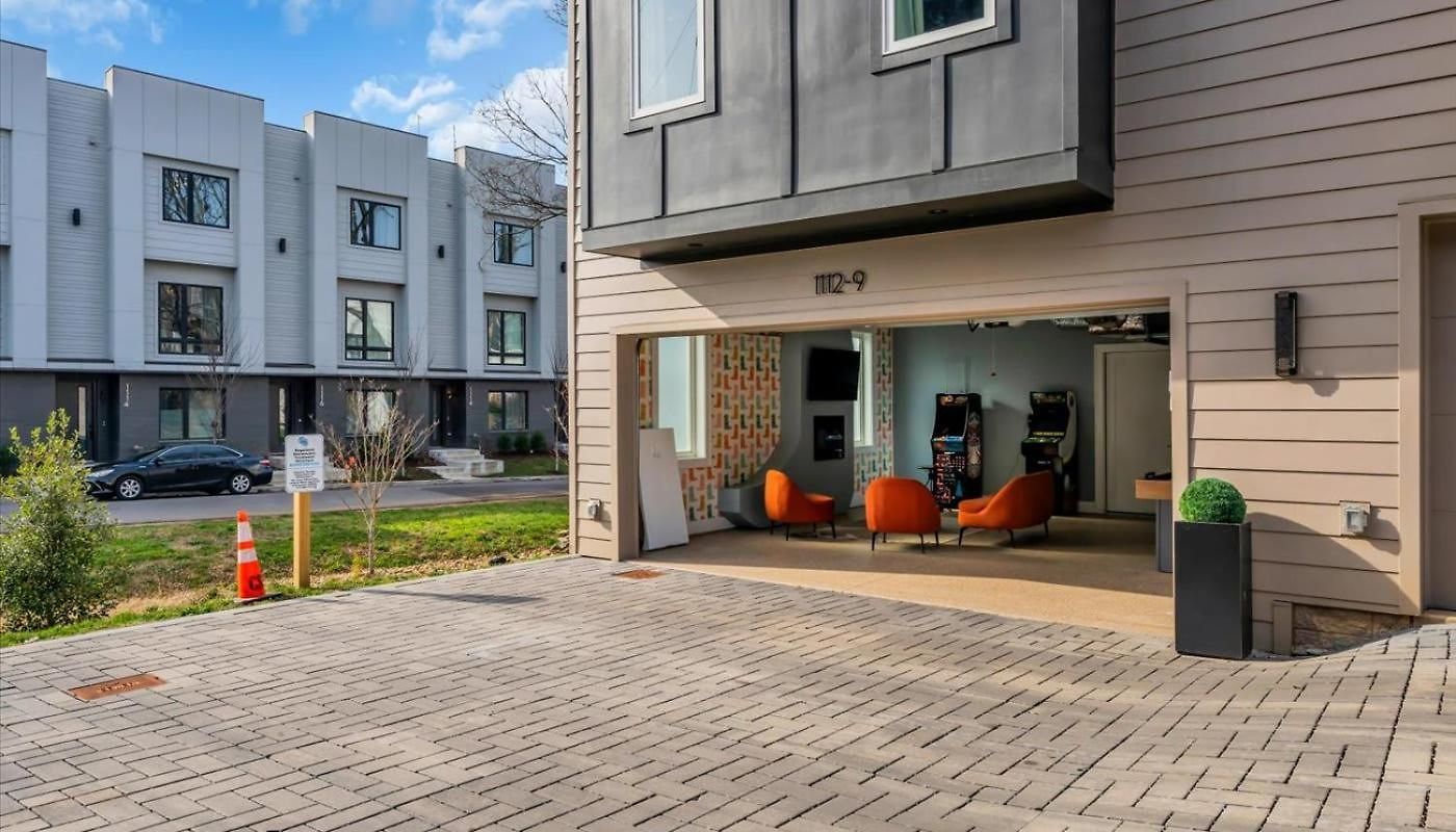 Luxe Urban Retreat - Private Rooftop Hot Tub Deck Apartment Nashville