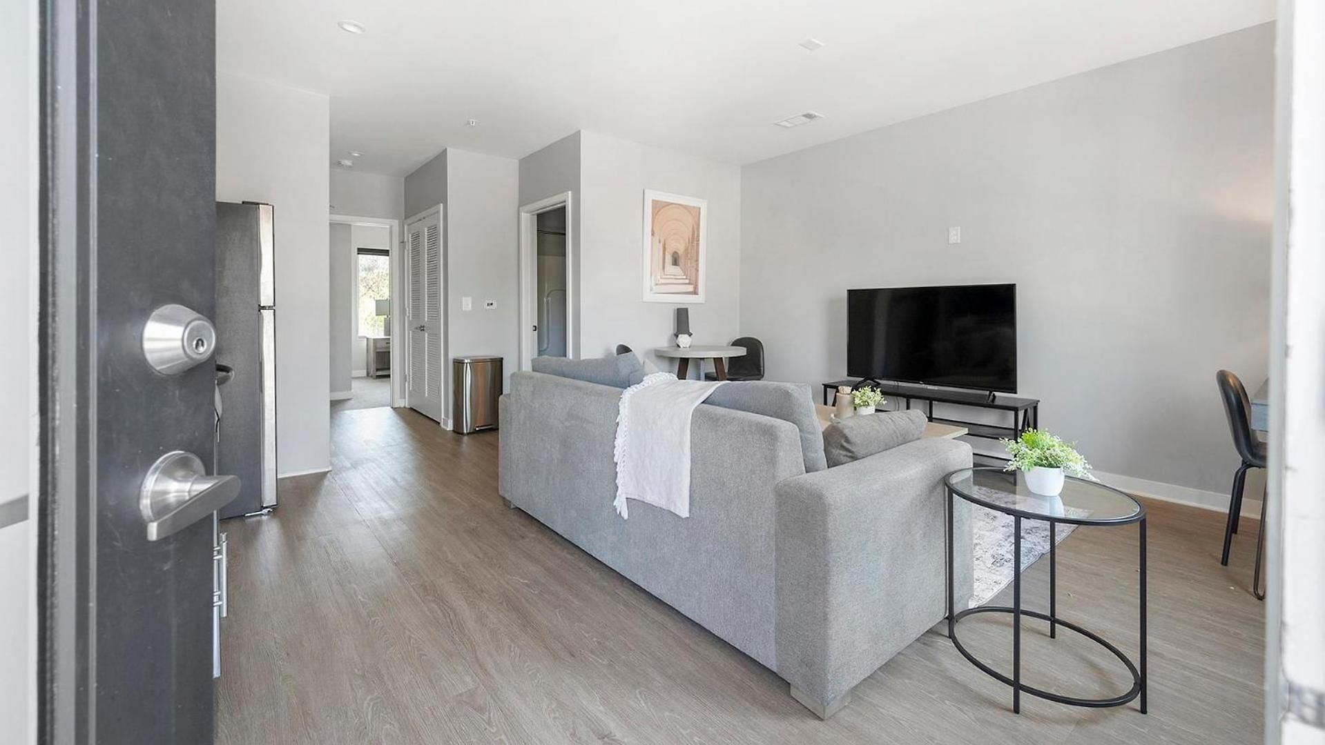 Landing Stylish Clubhouse Pool Apartment *