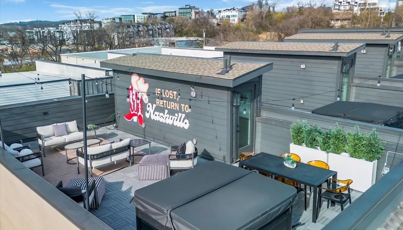 Luxe Urban Retreat - Private Rooftop Hot Tub Deck Apartment *