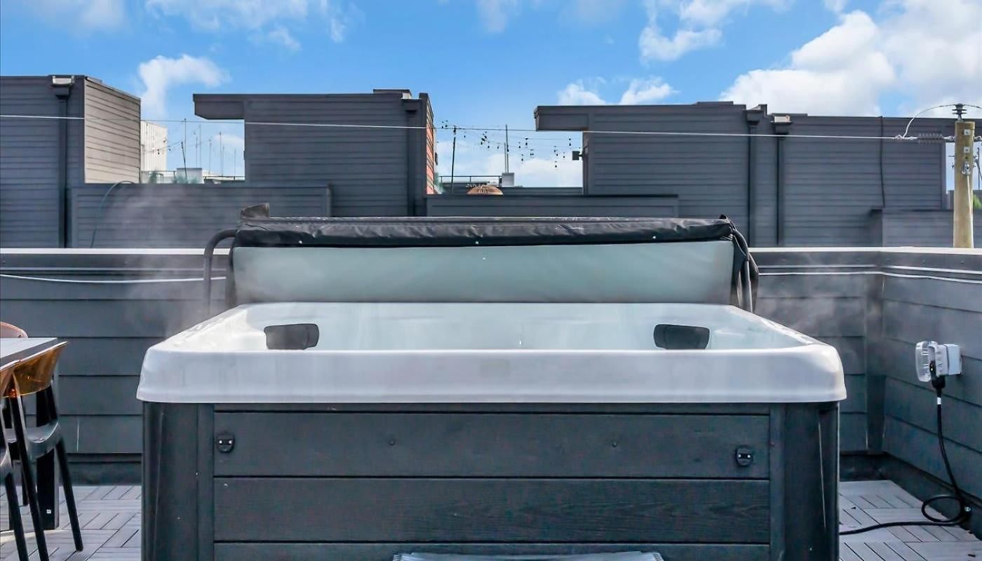 Luxe Urban Retreat - Private Rooftop Hot Tub Deck Nashville