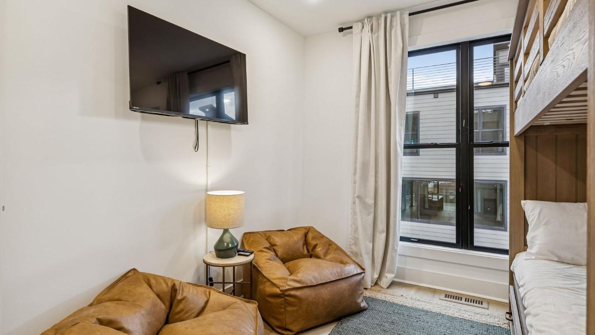 Apartment New Modern Escape With Rooftop Hot Tub *