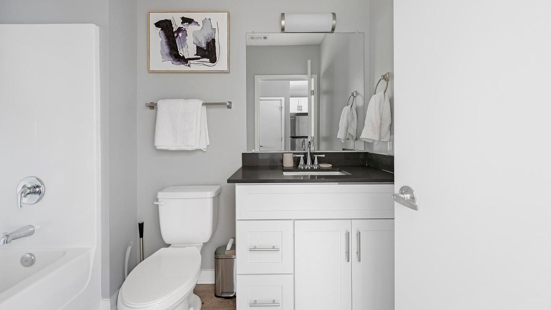 Landing Stylish Clubhouse Pool Apartment *
