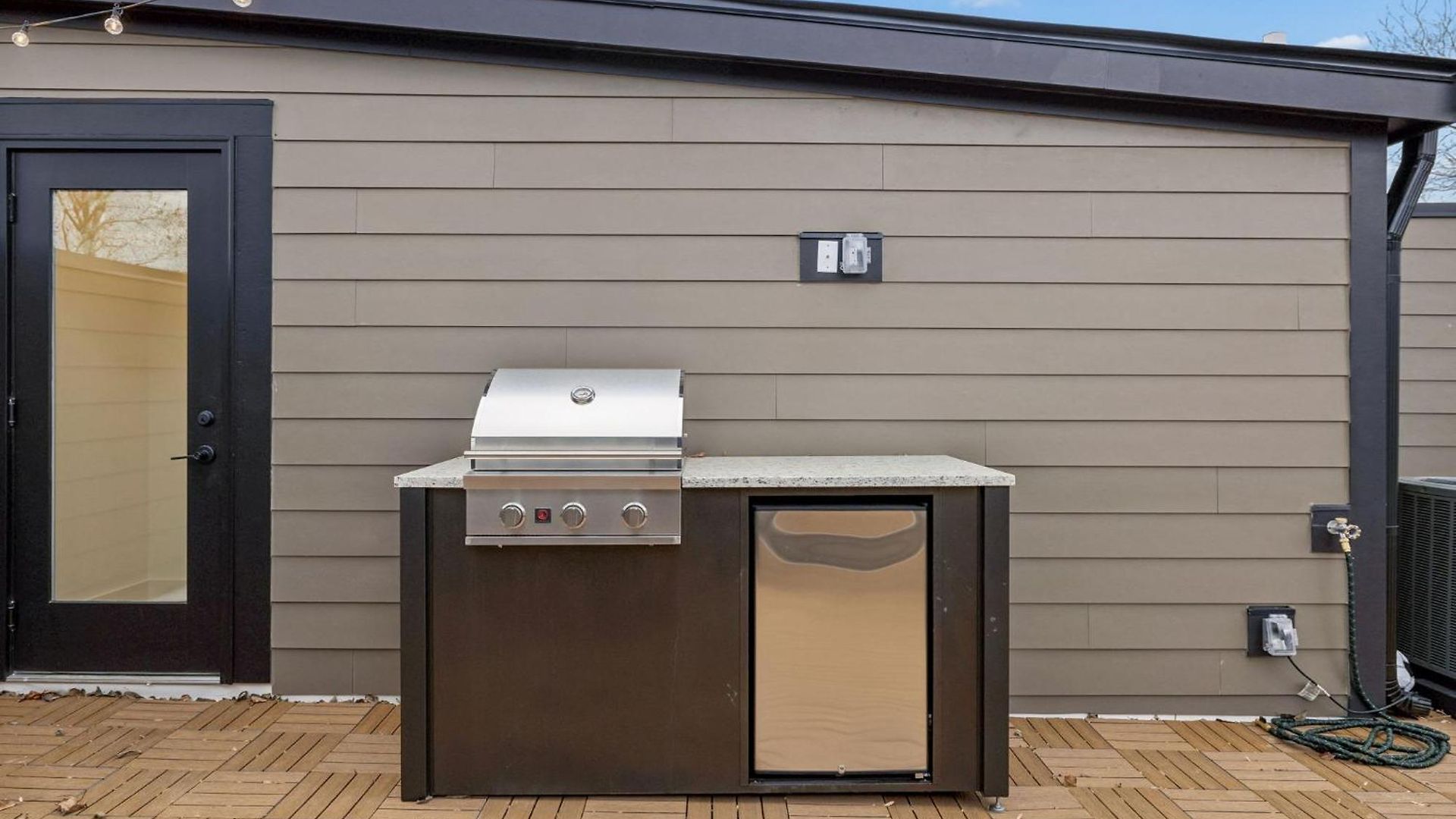 New Modern Escape With Rooftop Hot Tub Apartment