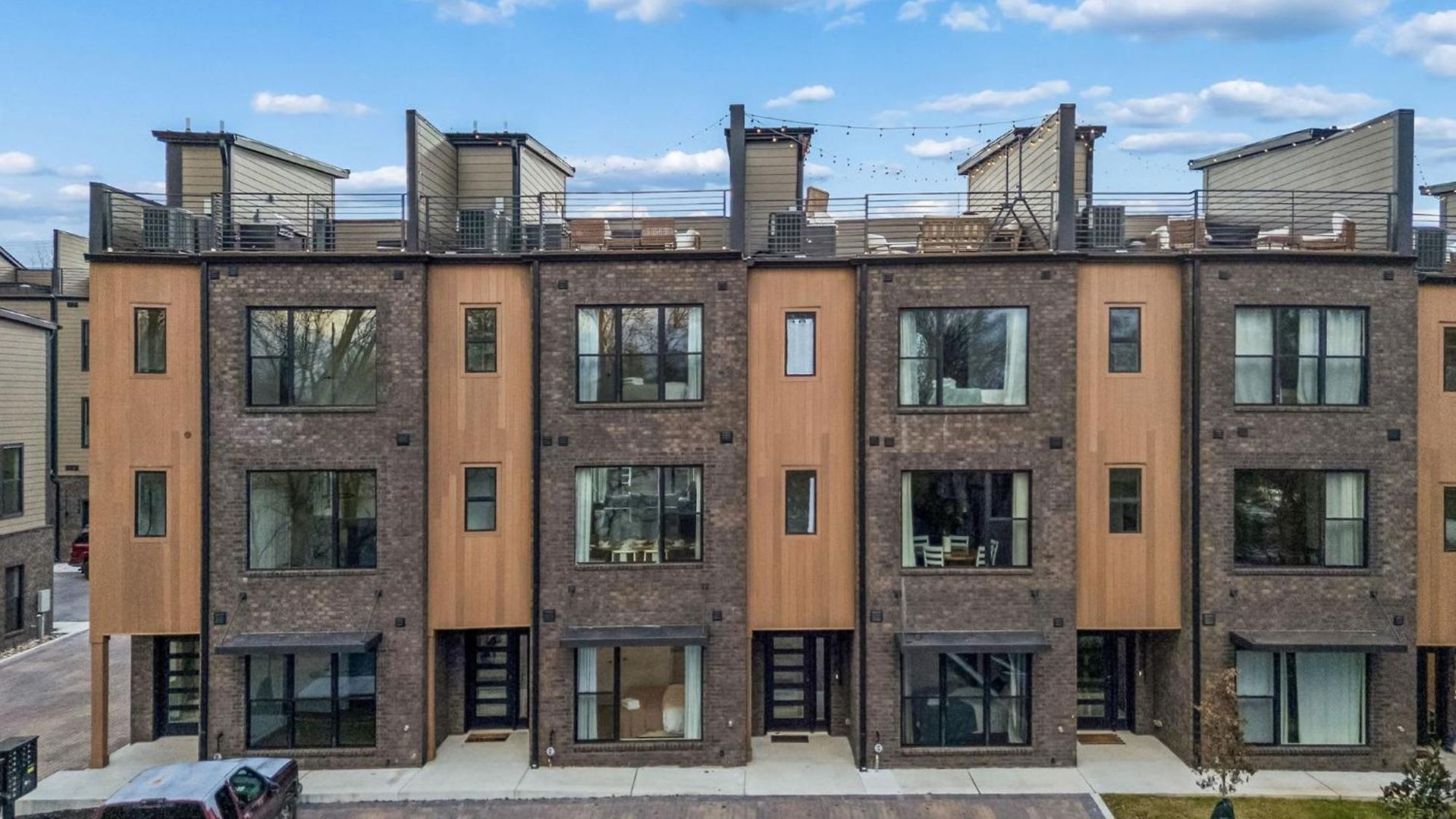 Modern Multi-level Retreat With Rooftop Hot Tub Apartment *