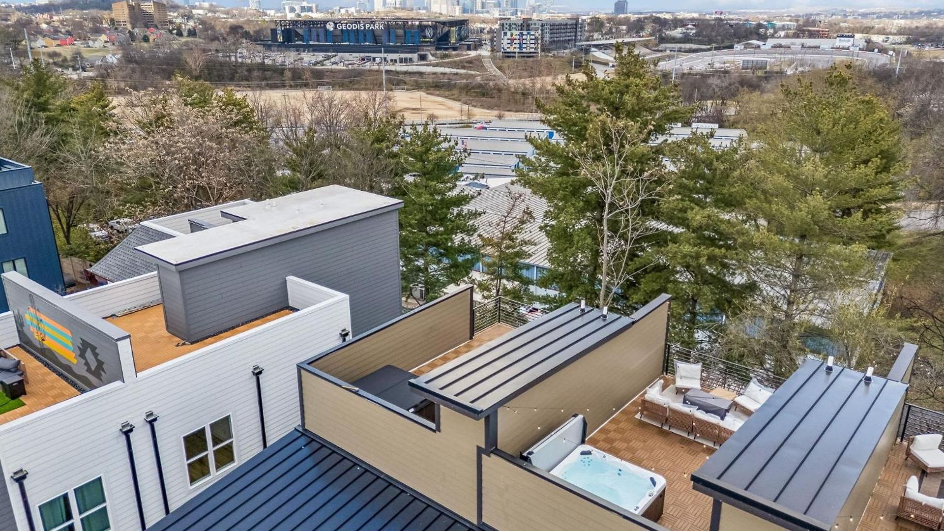 Modern Multi-level Retreat With Rooftop Hot Tub Apartment *