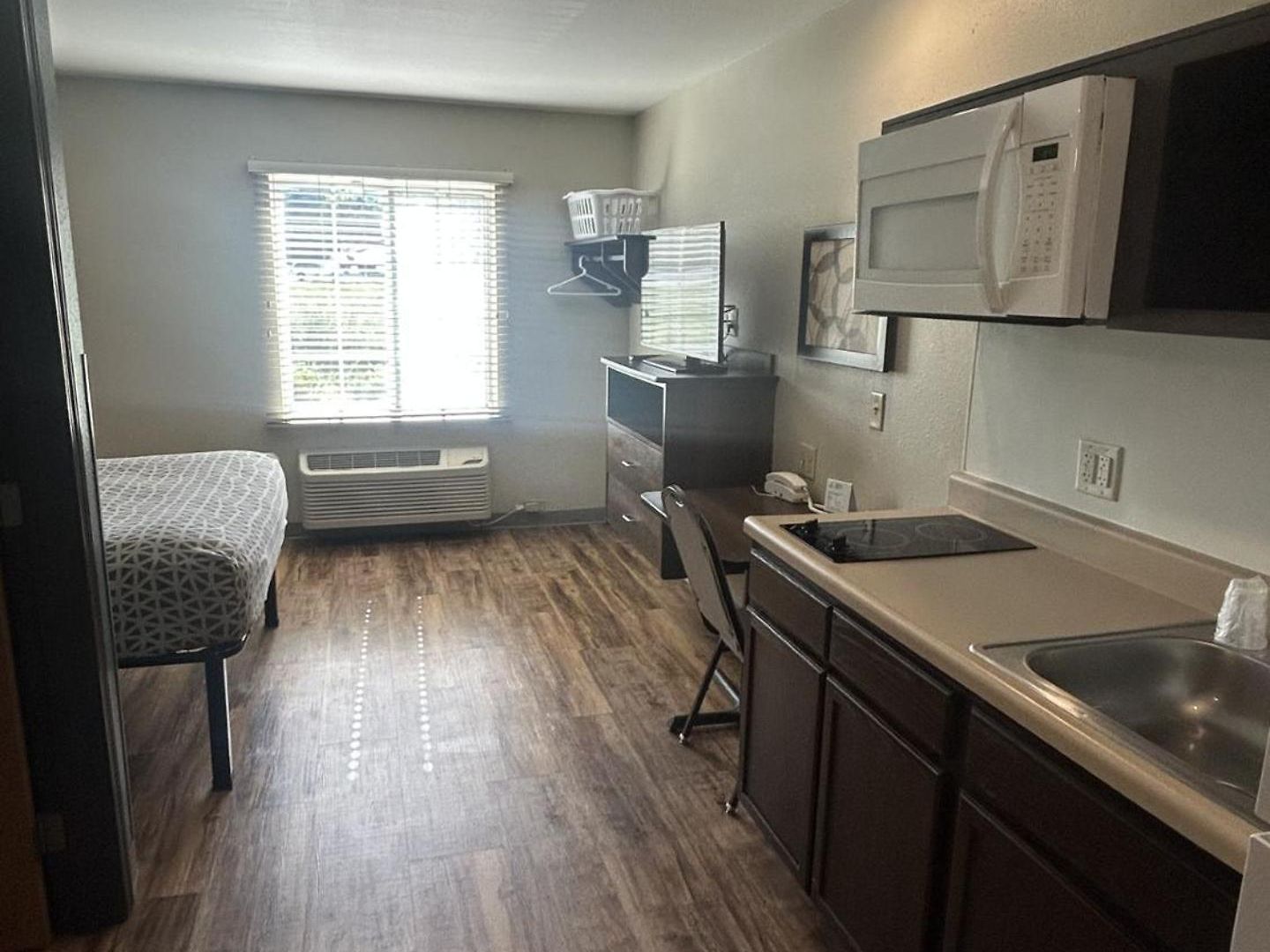 Hotel Woodspring Airport 4*