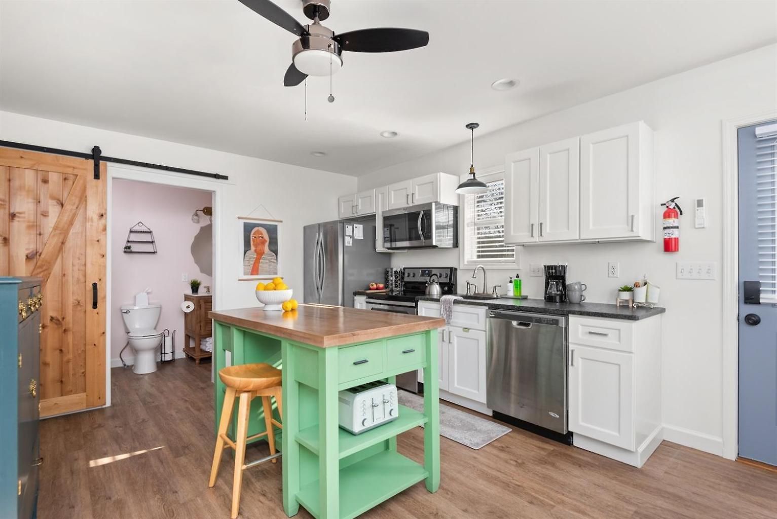 Private With Fenced Yard In Walkable East Holiday home