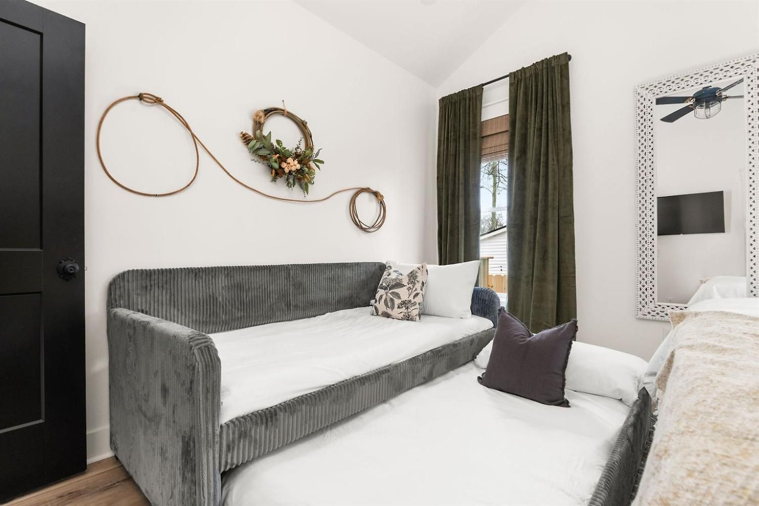 In Walkable Area 25 Miles To Downtown Family & Dog Friendly Nashville