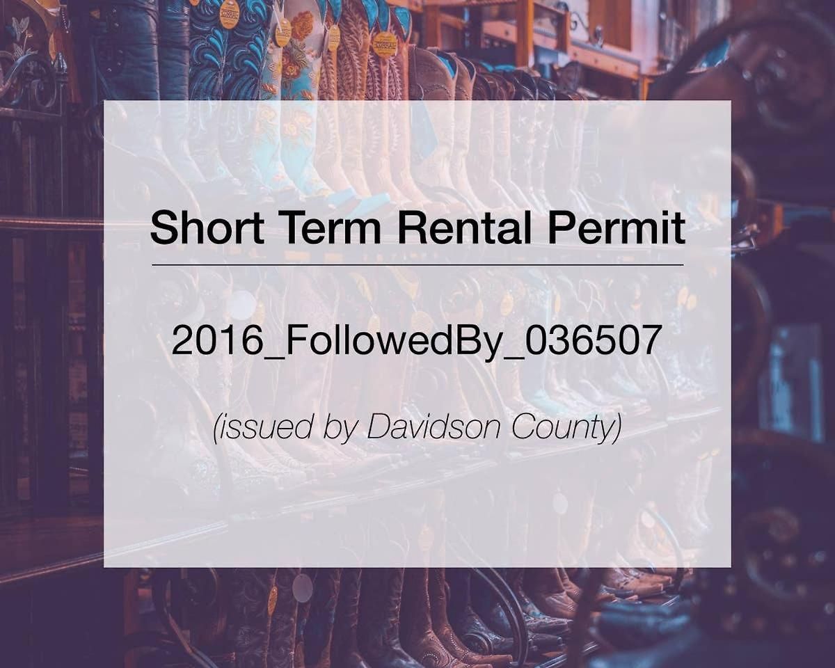 In Walkable Area 25 Miles To Downtown Family & Dog Friendly