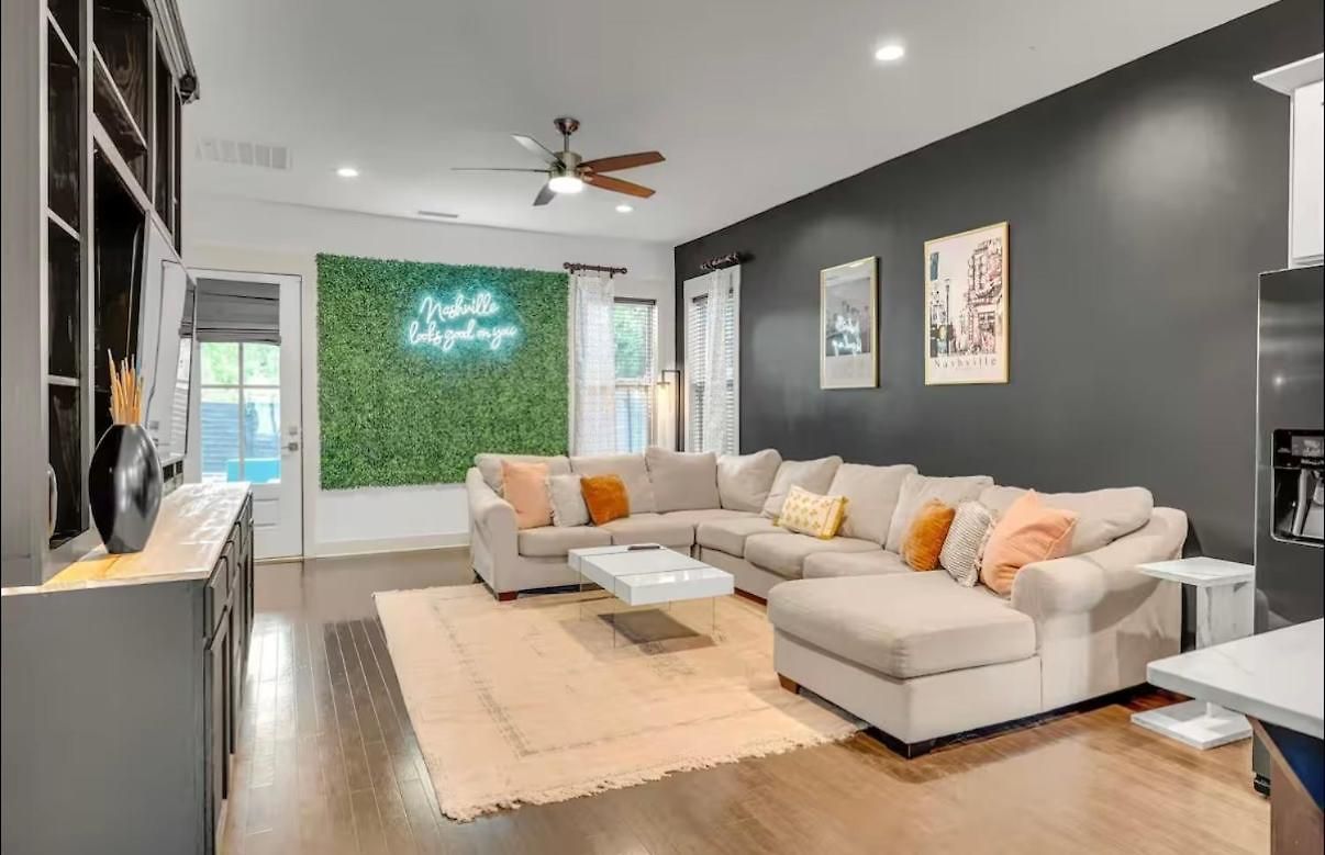Holiday home Rooftop, Large Backyard, Fire Pit, Near Downtown