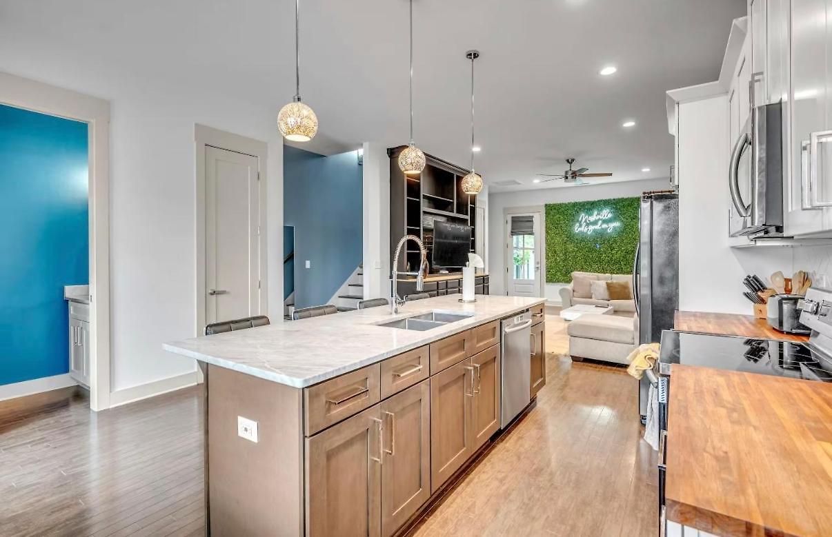 Holiday home Rooftop, Large Backyard, Fire Pit, Near Downtown *