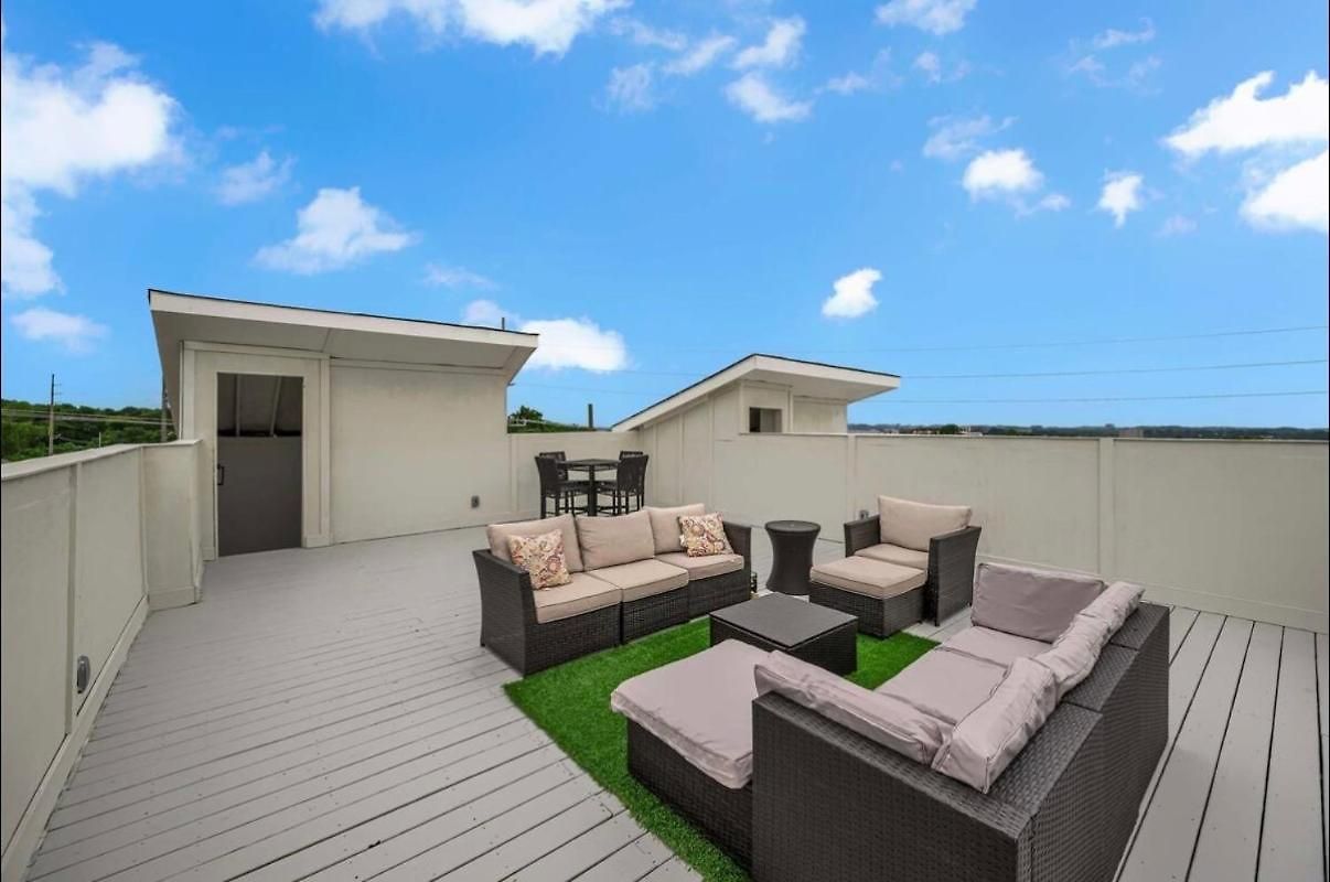 Holiday home Rooftop, Large Backyard, Fire Pit, Near Downtown
