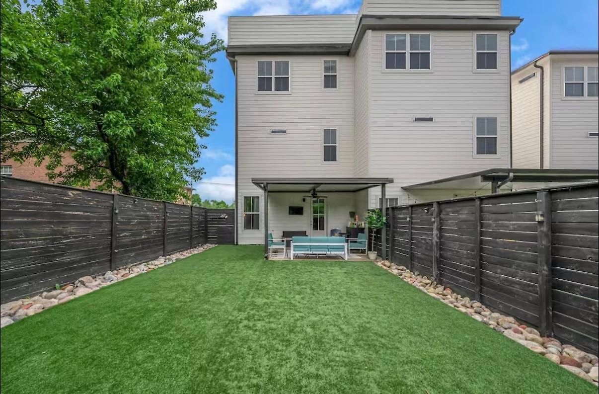 Holiday home Rooftop, Large Backyard, Fire Pit, Near Downtown *