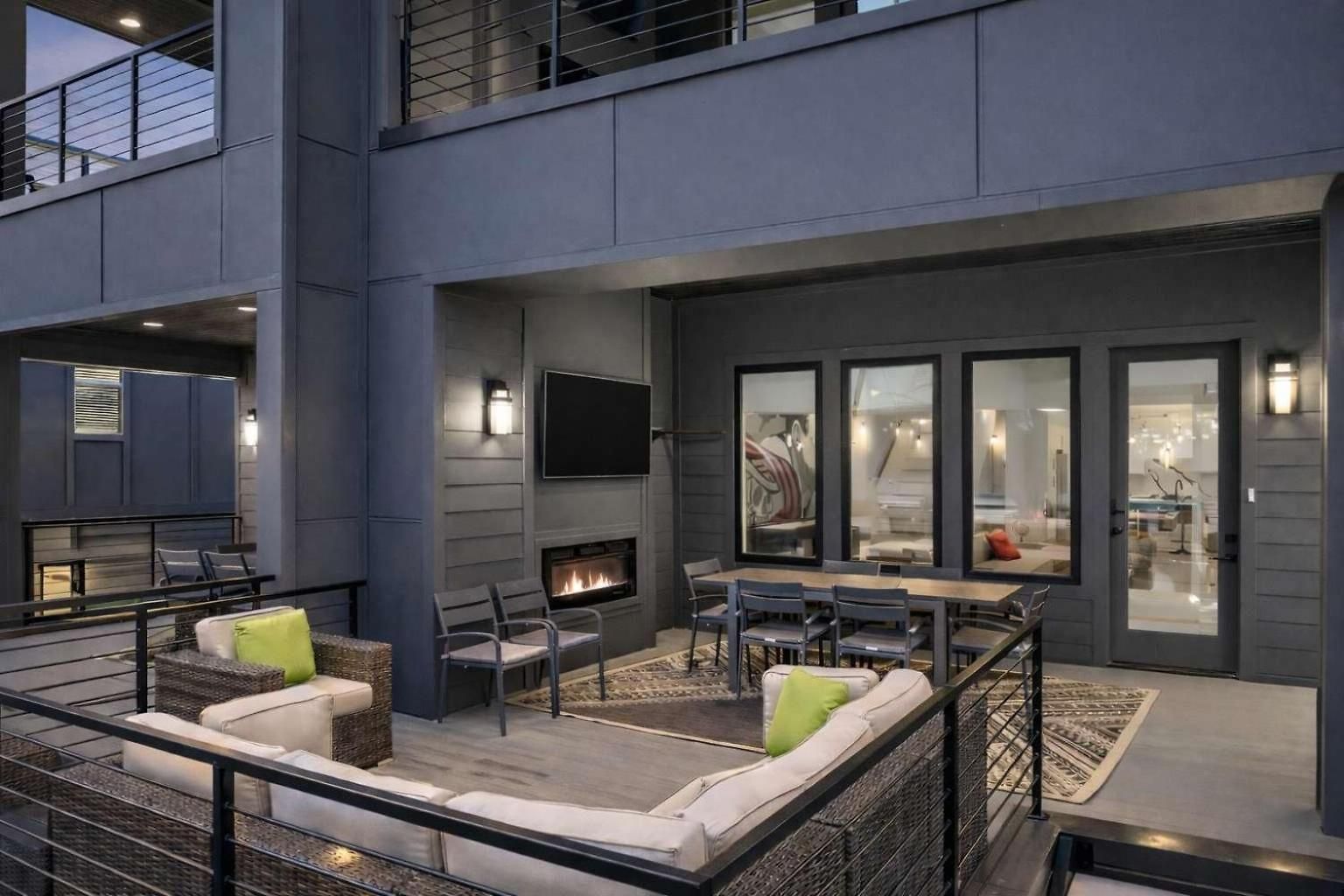 Holiday home New Modern Multi-level Pooltable & Rooftop Nashville
