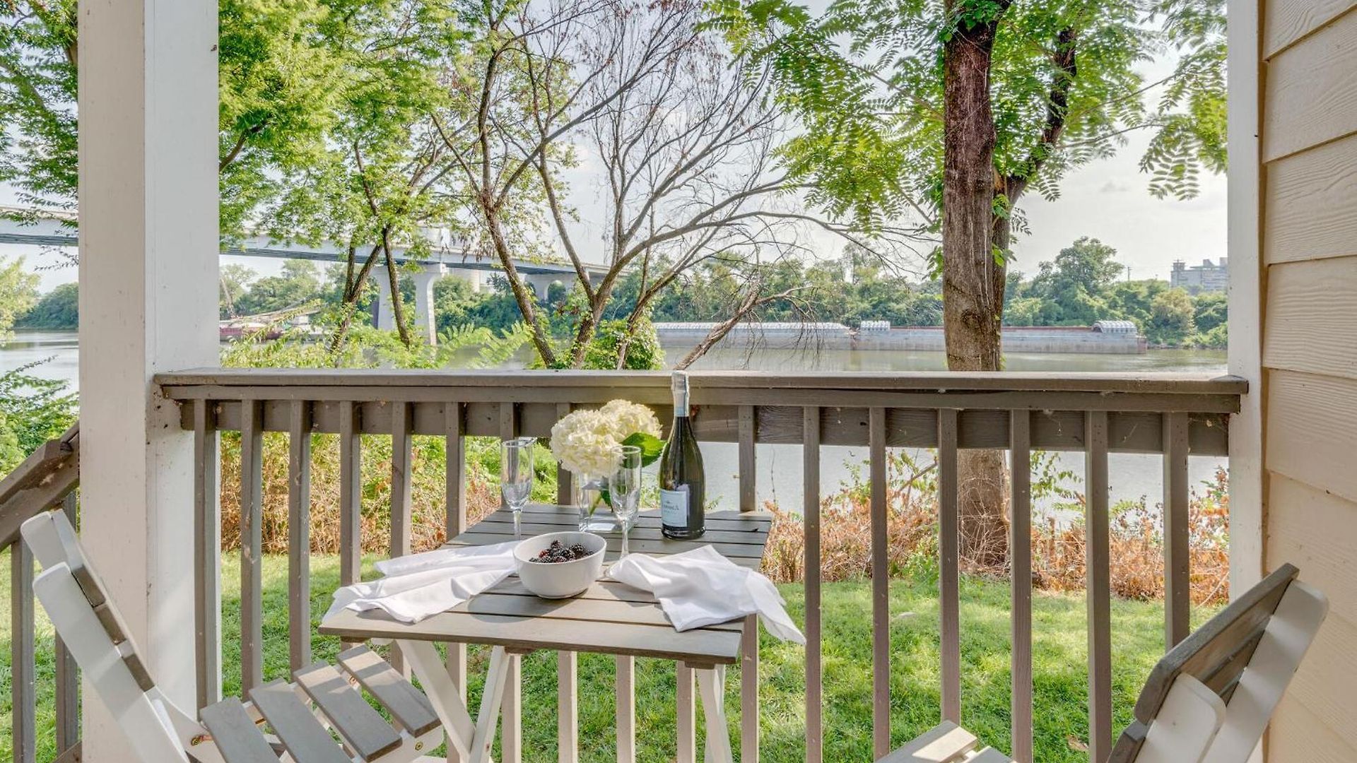 Riverfront Retreat-near Broadway, Pool, Park Free Holiday home Nashville