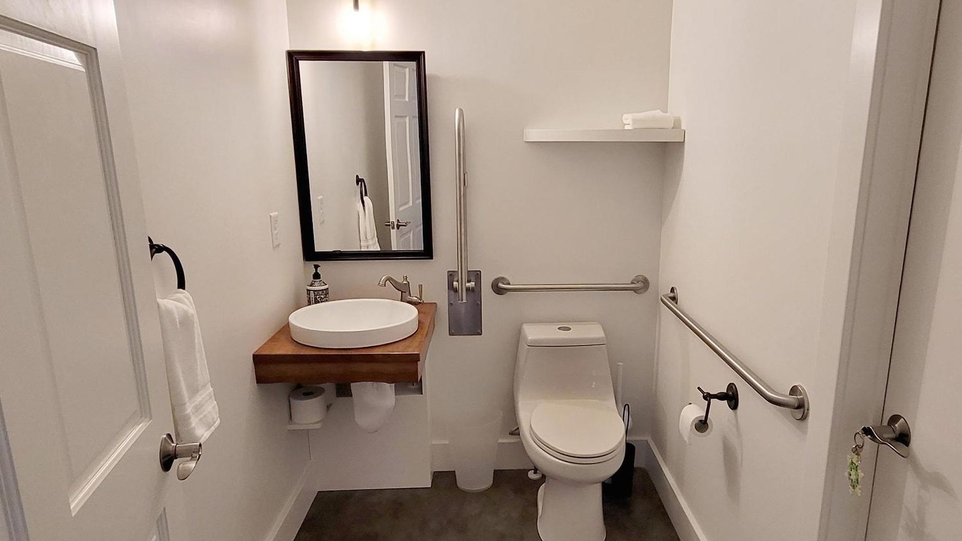Westwood Shed In By Geodis Vanderbilt Belmont, 1 Accessible Apartment