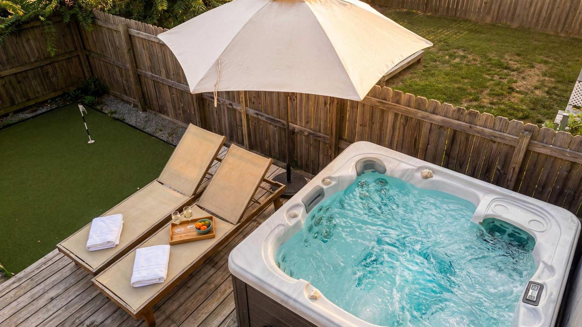 Luxe Pool Hot Tub & Game Downtown Holiday home