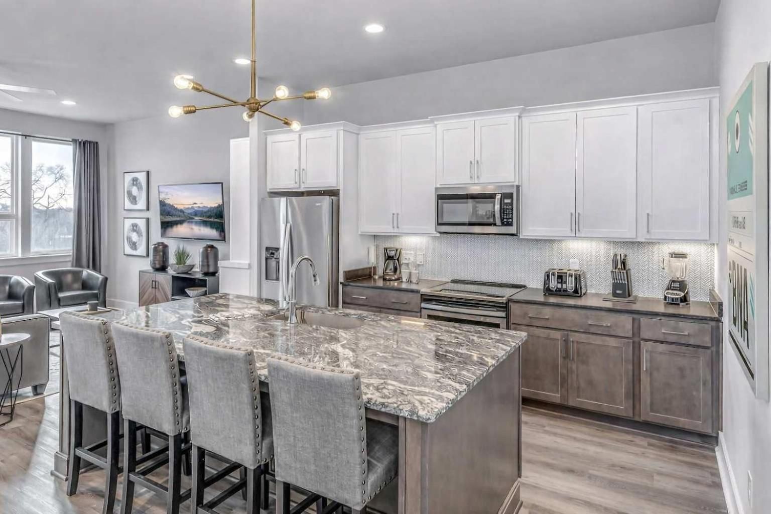 Spacious Nash For 12 Near Broadway Nashville