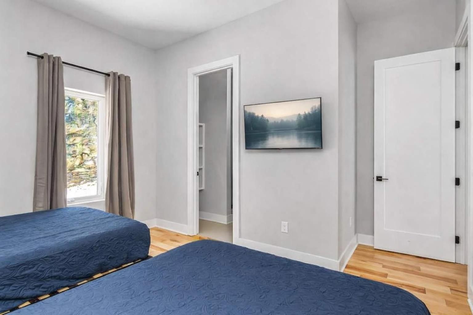Spacious Nash For 12 Guests With Rooftop Views And Hot Tub Holiday home