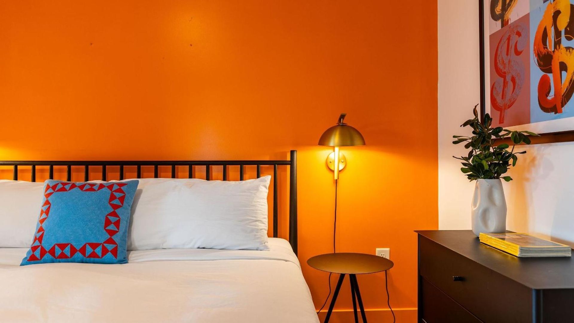 The Double Shot: Dual-suite Bachelor Retreat By Avantstay Holiday home