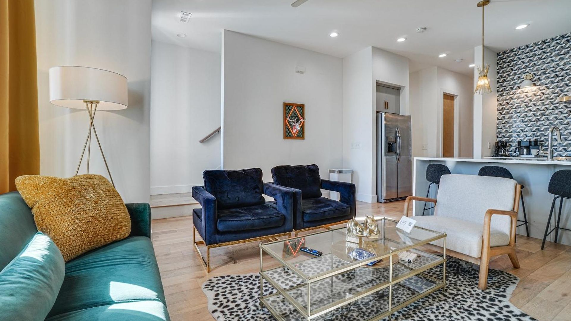 1 Mi To General: Upscale Townhome Holiday home