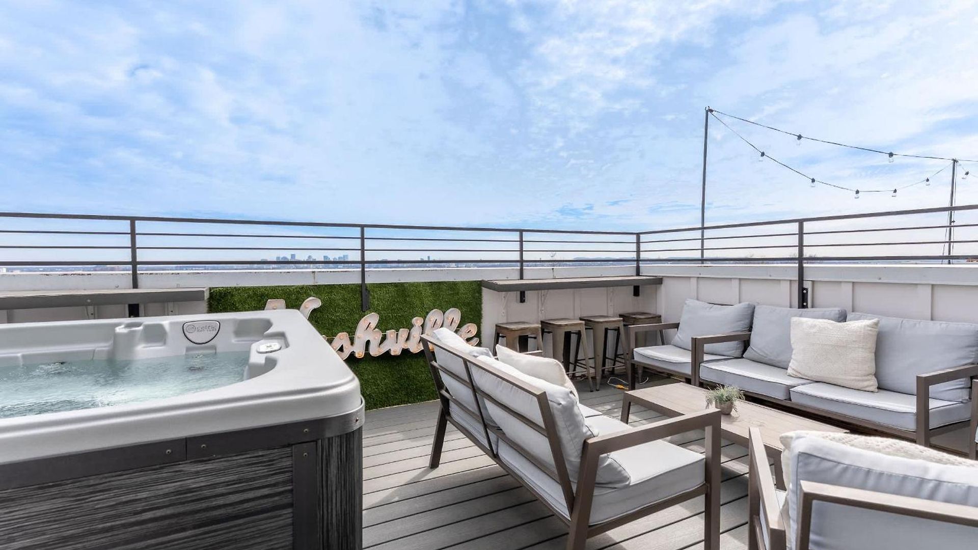 The Groovy Goodrich - Rooftop Hot Tub And Views Holiday home Nashville