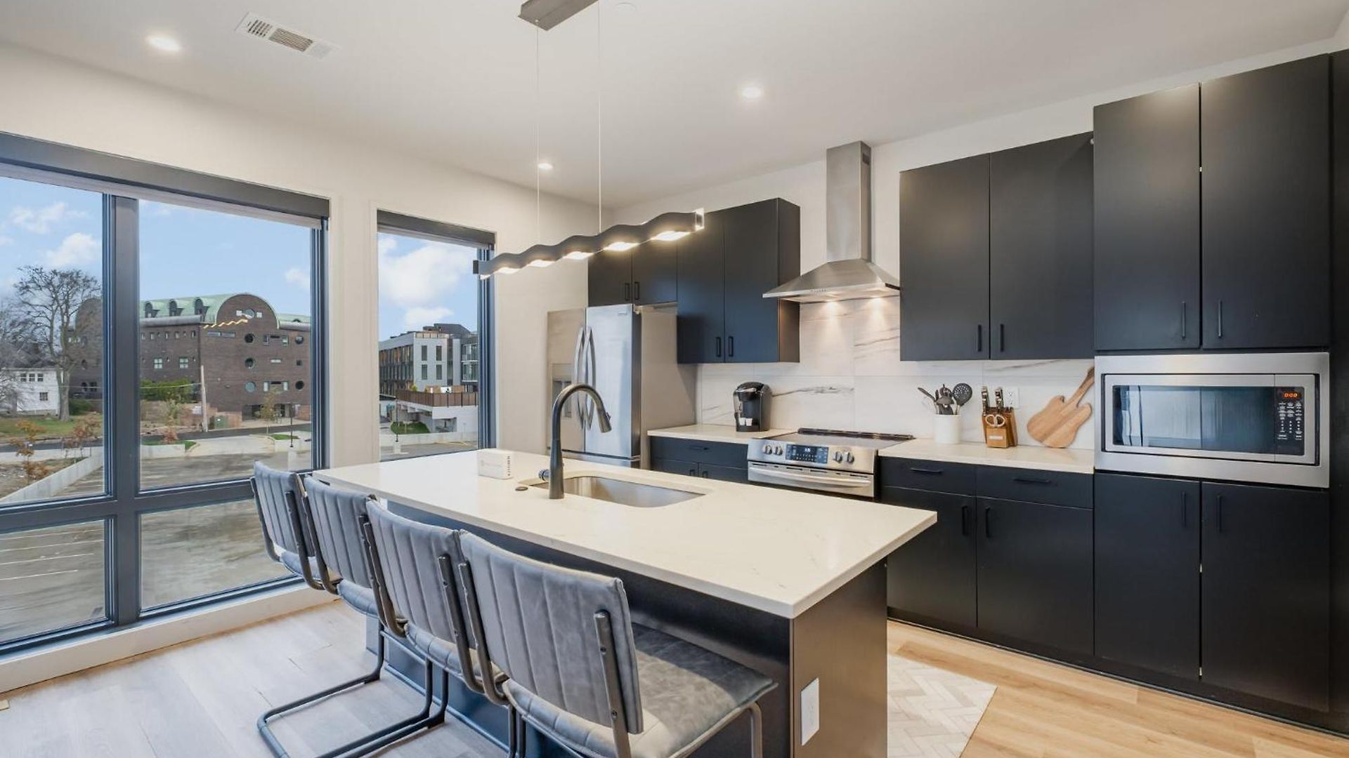Modern West End For 6 Shared Pool & Gym Nashville