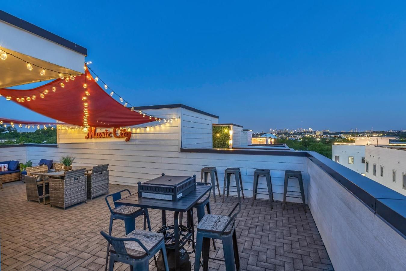 Holiday home Rooftop Fire Pit + River Views 4br Sleeps 12 *