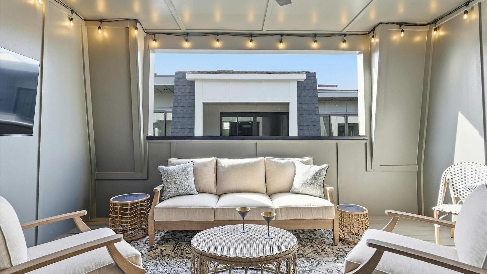 Luxury Gated Duo Sleeps 24 Karaoke & Rooftop Holiday home *
