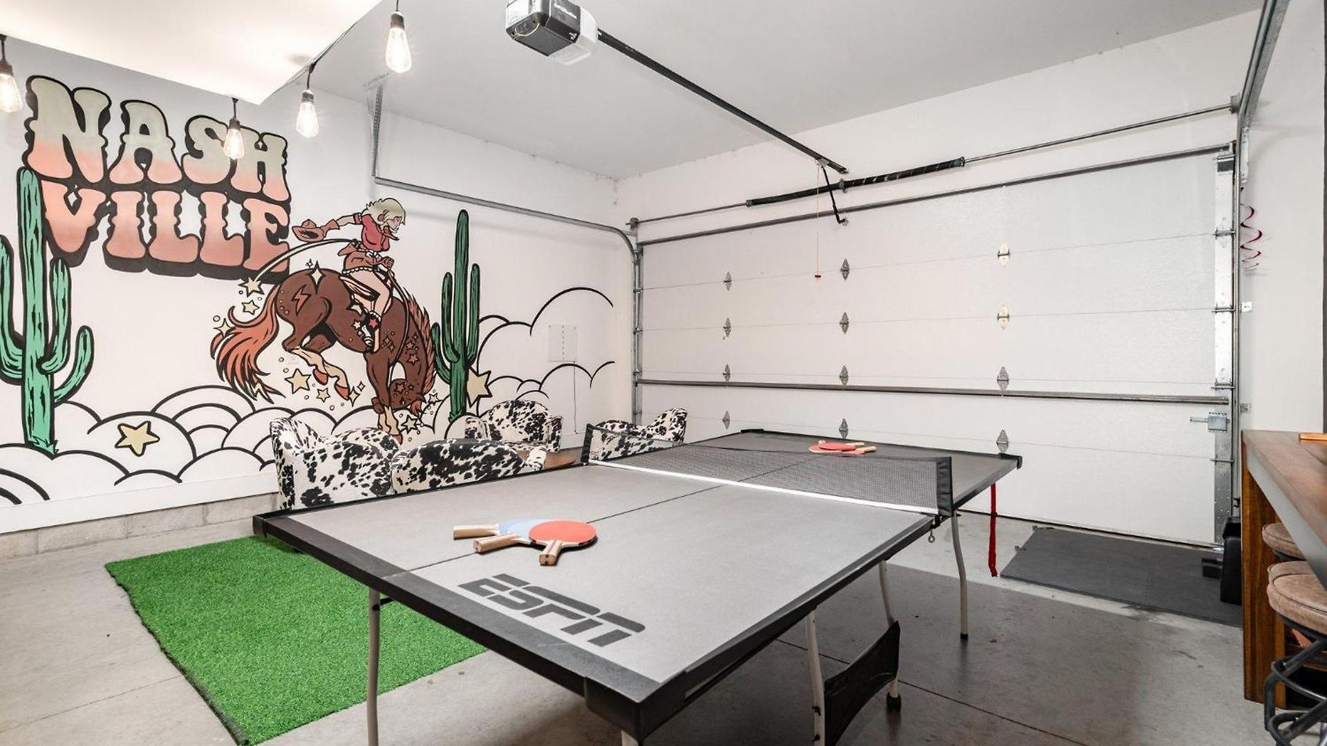 Outlaw-rooftop Patio & Game Room-mins To Broadway Holiday home