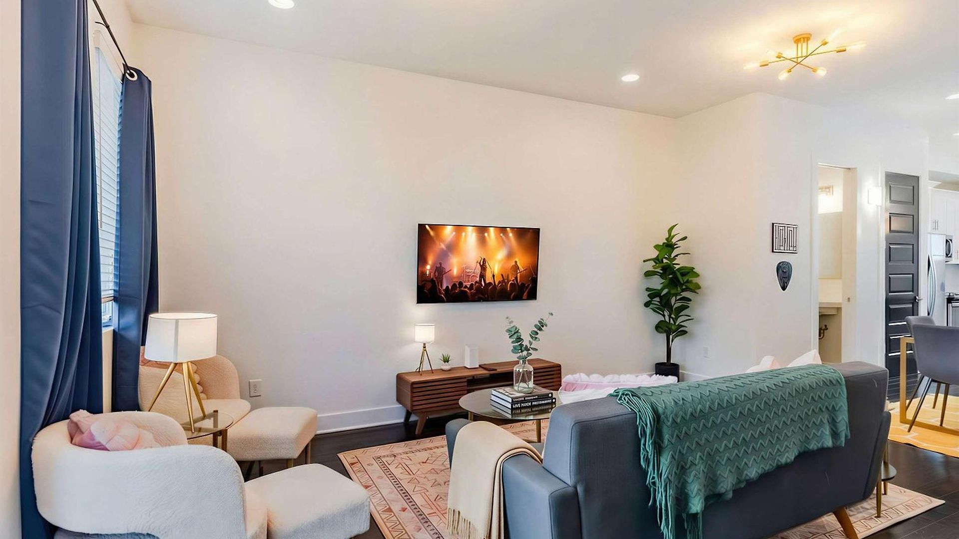 Rooftop Views & Patio Lounge Near Downtown Holiday home