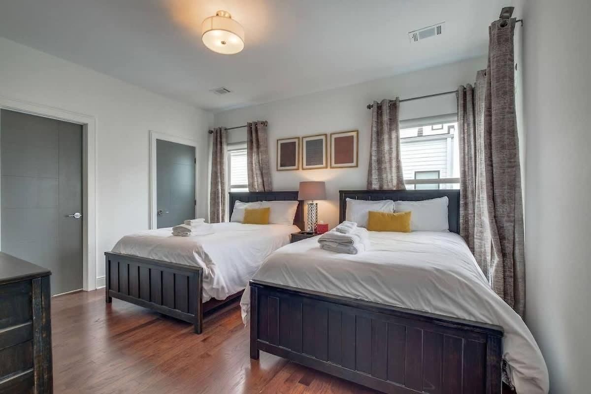 With Stunning Rooftop Views * Nashville