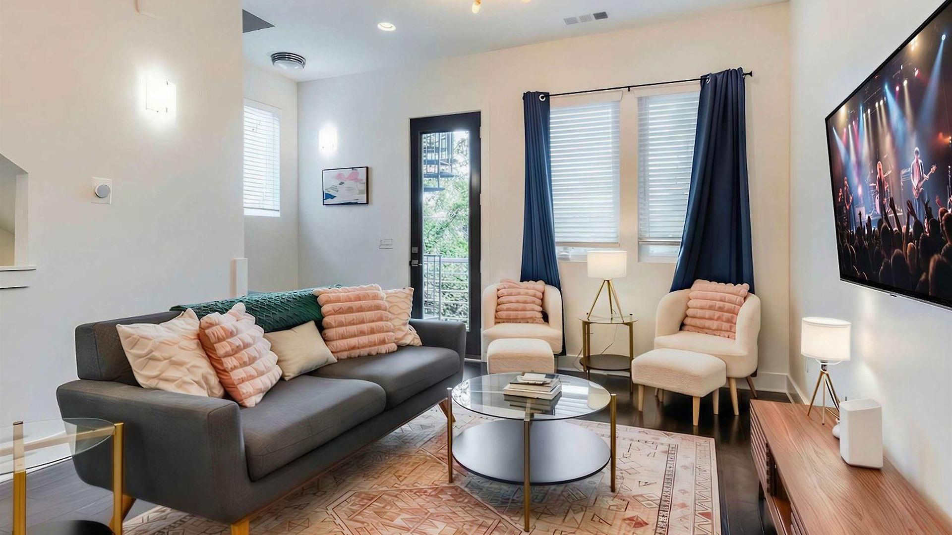 Holiday home Rooftop Views & Patio Lounge Near Downtown