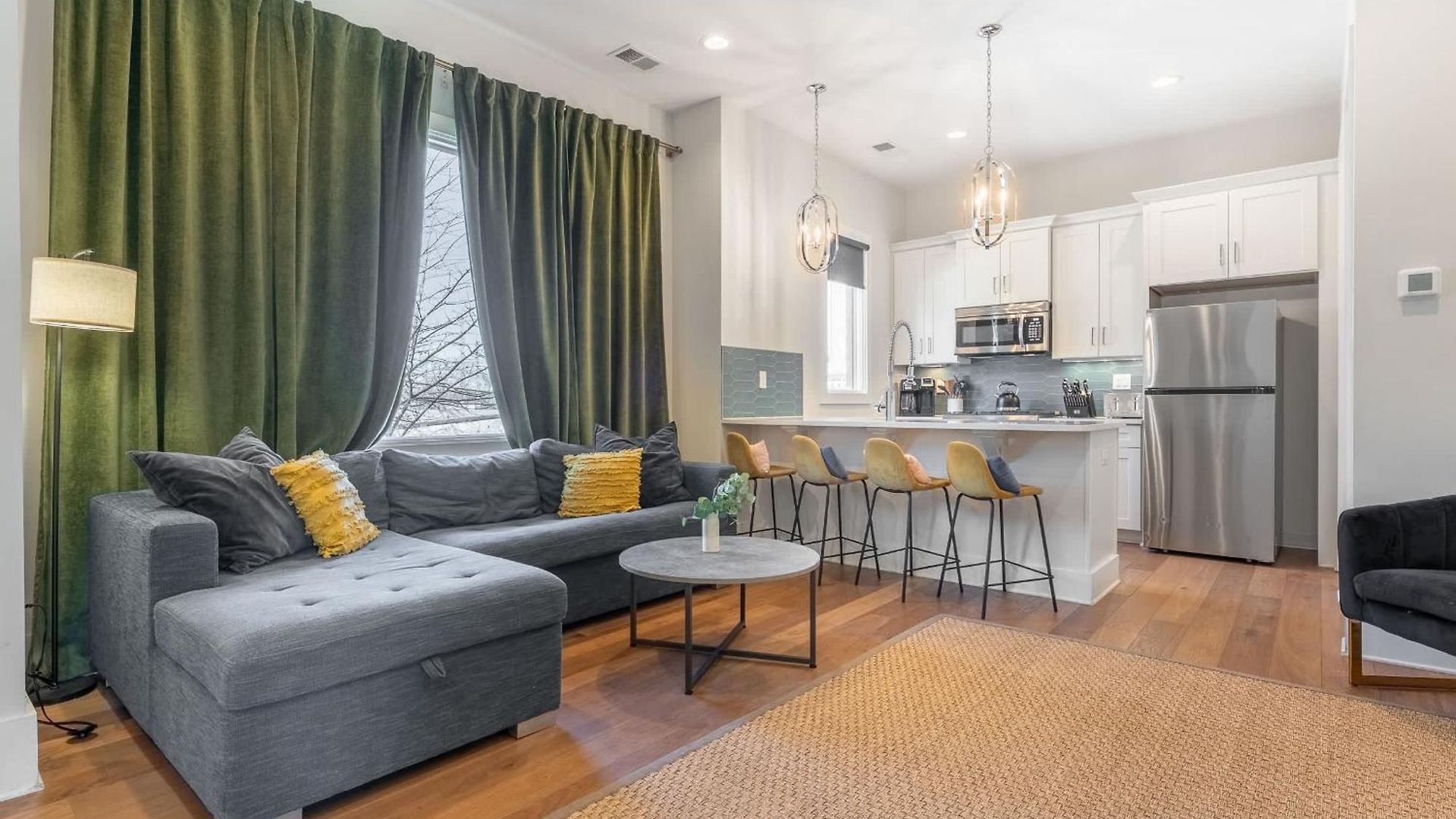 Holiday home The Velvet Vinyl- Private Rooftop & Near Broadway