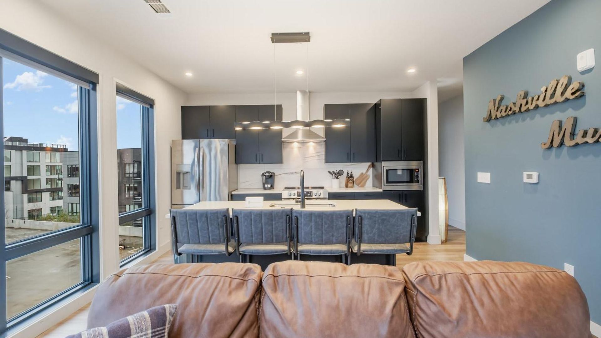 Modern West End For 6 Shared Pool & Gym Holiday home