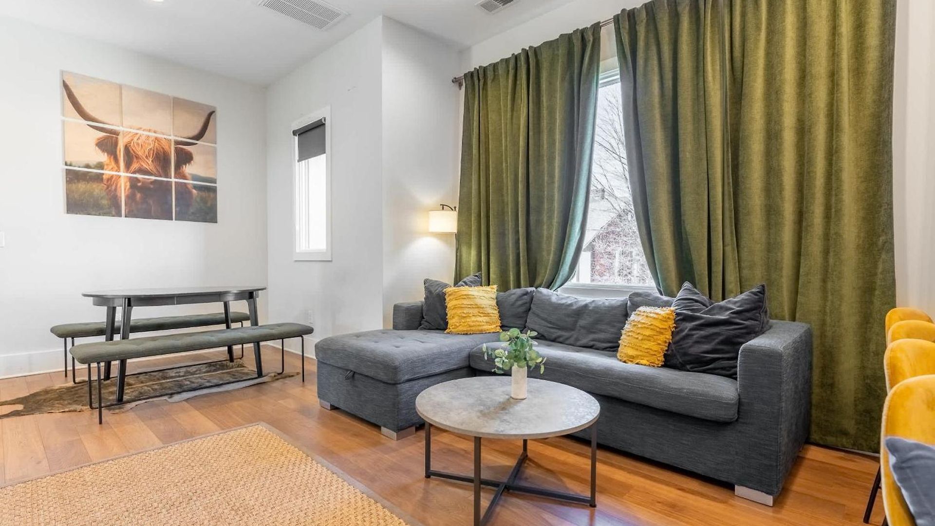 Holiday home The Velvet Vinyl- Private Rooftop & Near Broadway *
