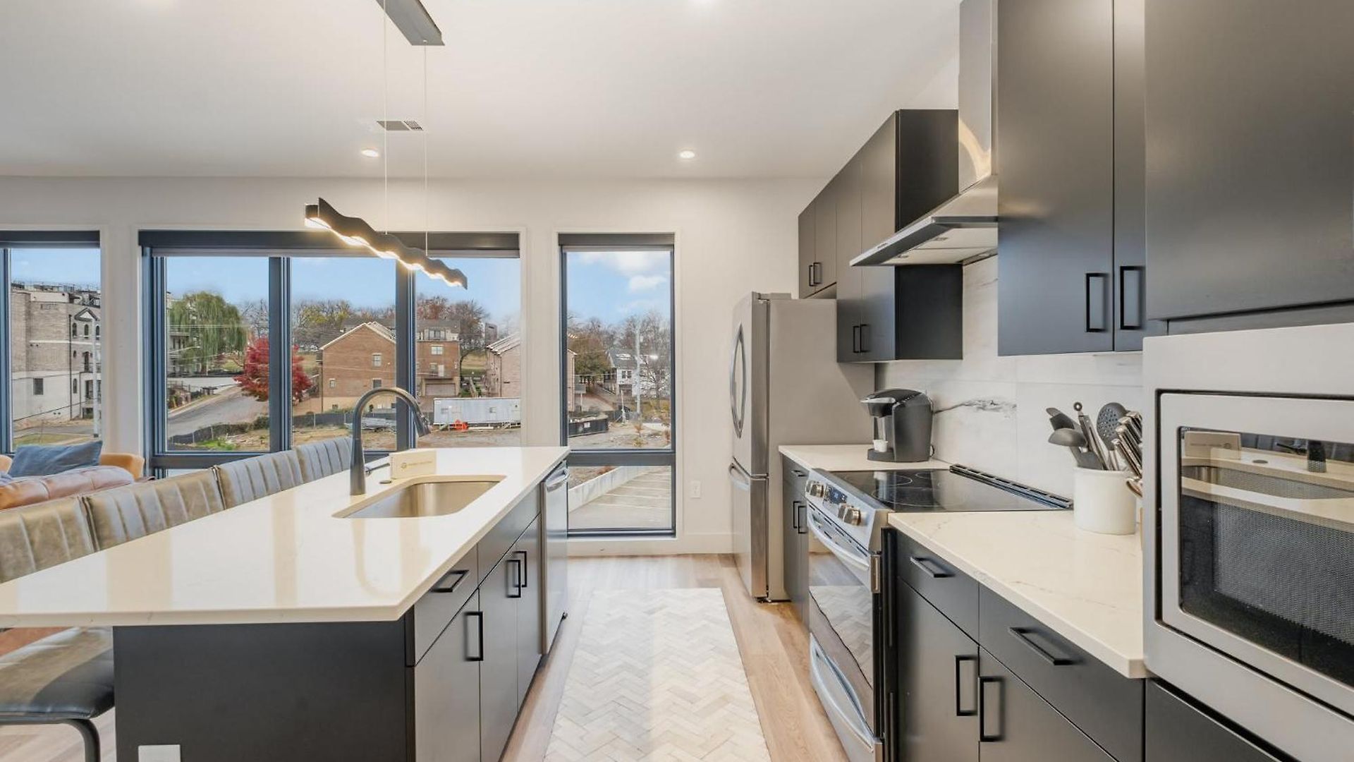 Modern West End For 6 Shared Pool & Gym Holiday home *