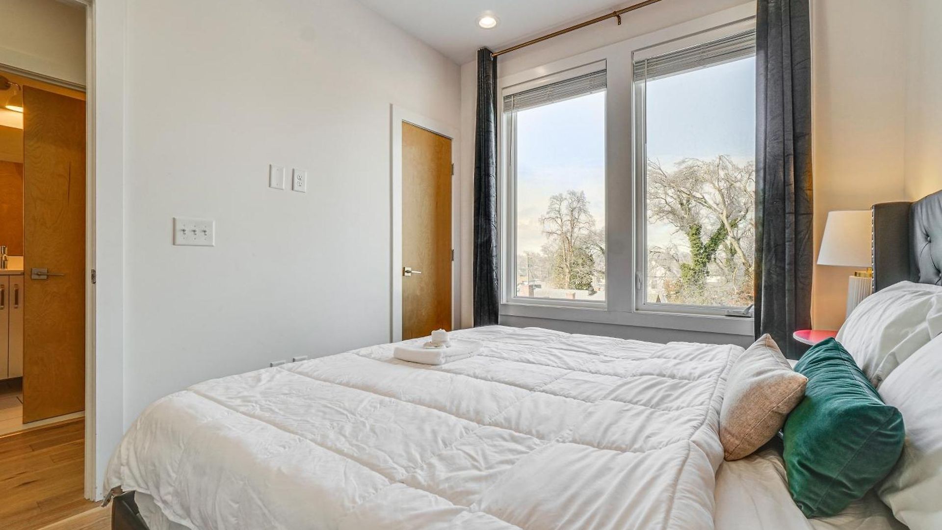 1 Mi To General: Upscale Townhome Holiday home