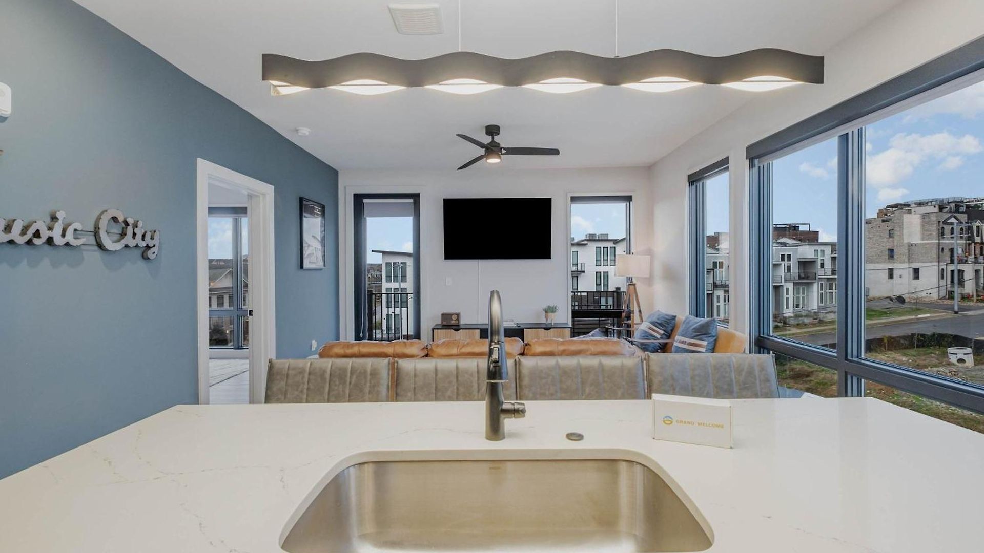 Modern West End For 6 Shared Pool & Gym Holiday home