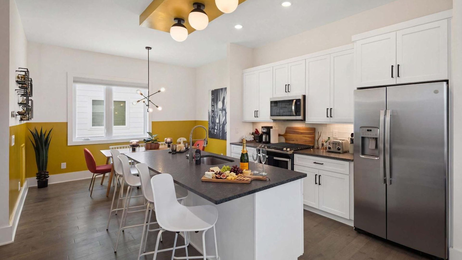 King 3br Retreat & 2-car Garage East *