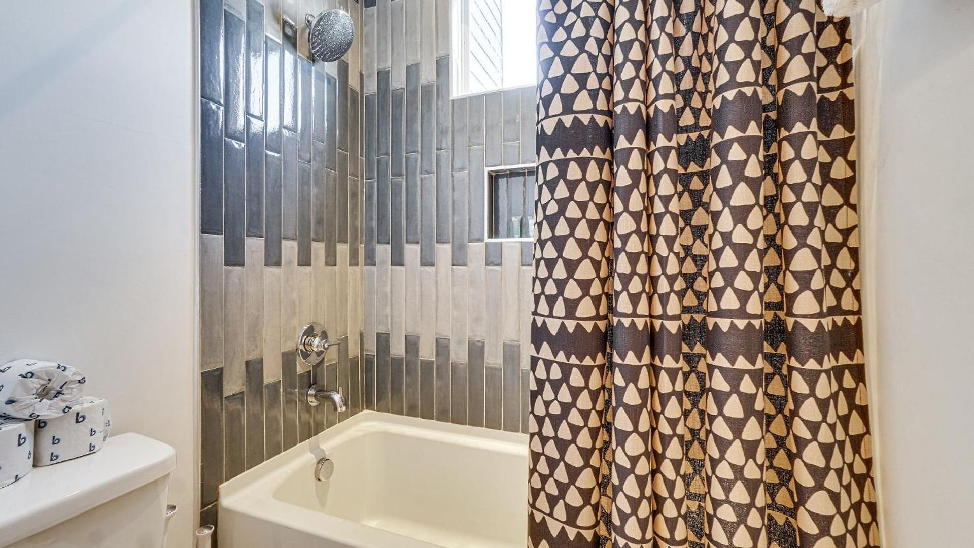 1 Mi To General: Upscale Townhome