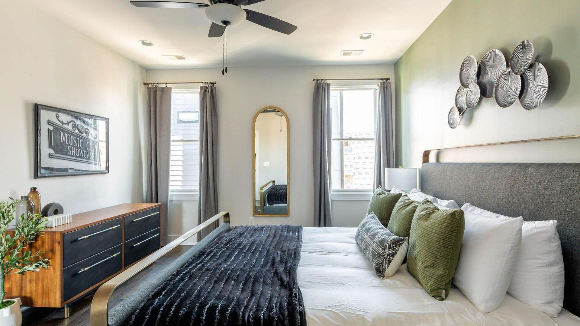 Boots & Broadway - 2 Units - Mins To Broadway