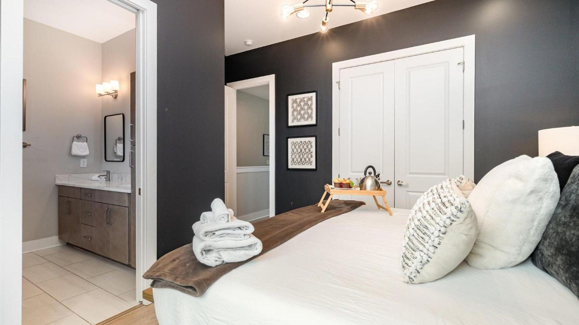 Holiday home Outlaw-rooftop Patio & Game Room-mins To Broadway